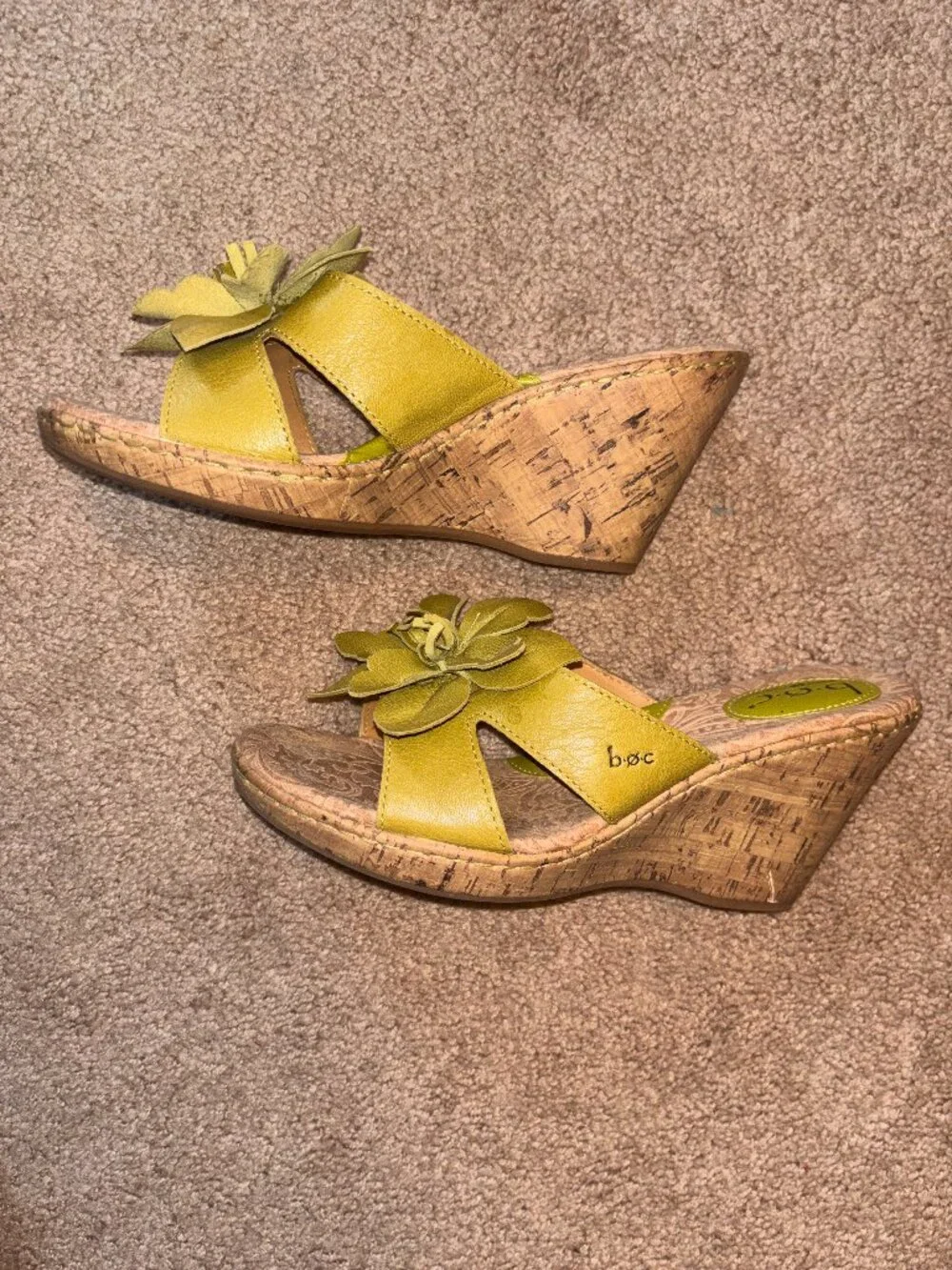 Born b.o.c. Avocado Green Leather Flower Top Leather Wedge Sandals 9